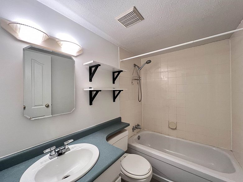 206 674 W 17th Avenue