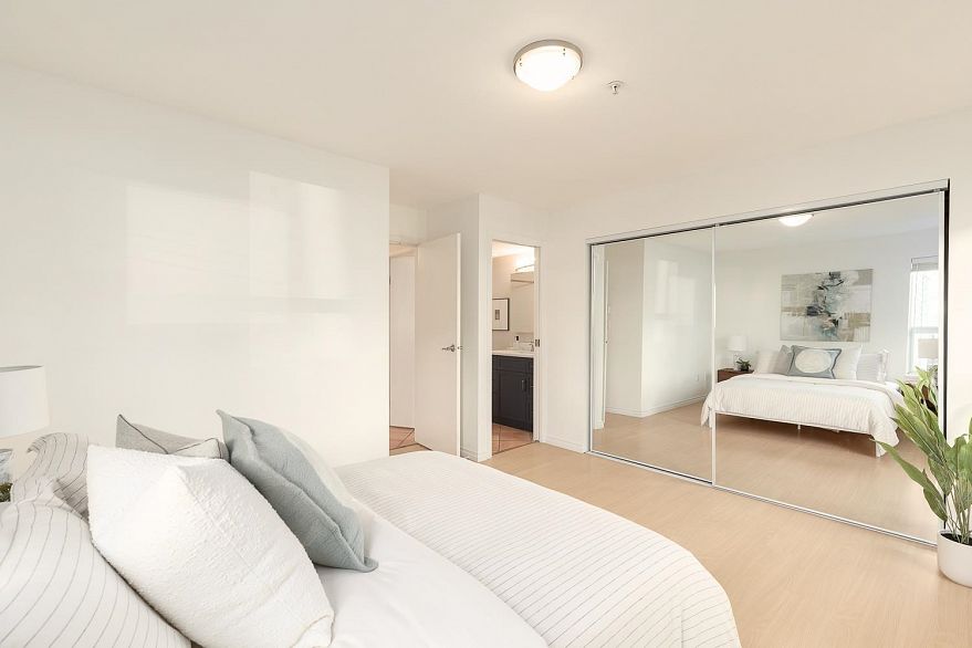 203 876 W 14th Avenue