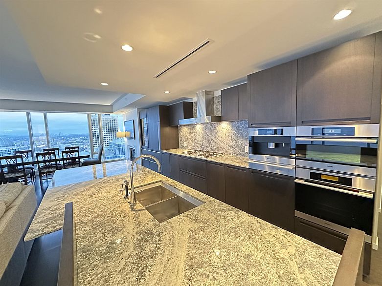 3301 1011 W Cordova Street