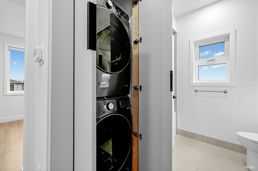 2 1020 Nootka Street