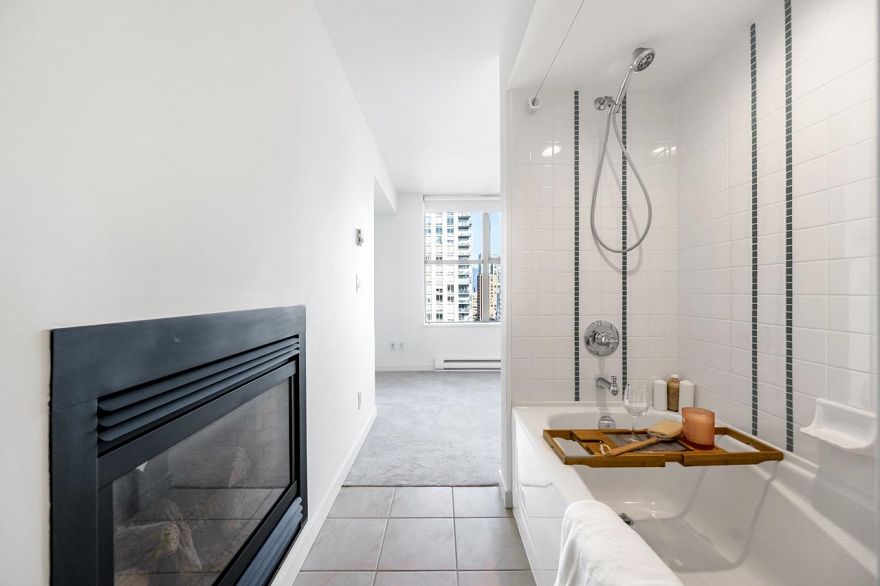 2403 969 Richards Street