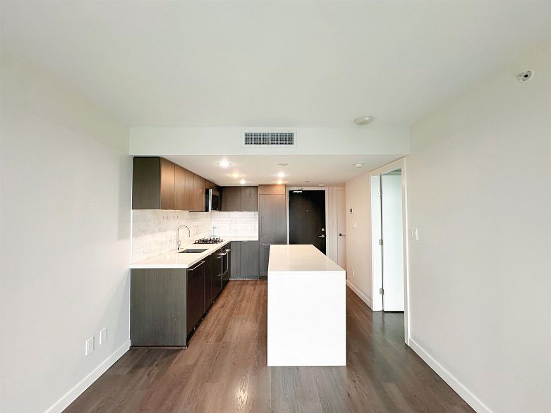 1907 8189 Cambie Street