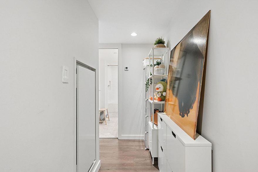 1909 8189 Cambie Street