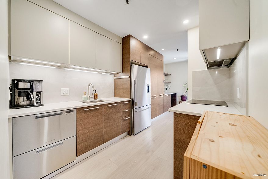 F7 1100 W 6th Avenue