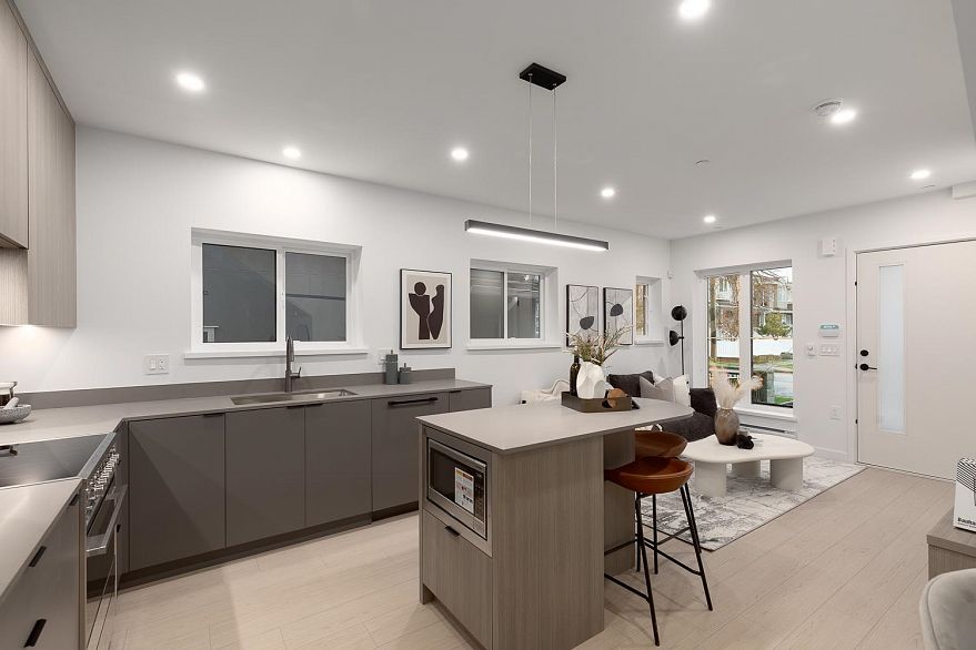 201 2329 E 34th Avenue