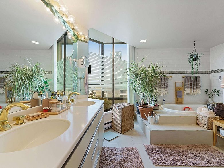 1601 738 Broughton Street