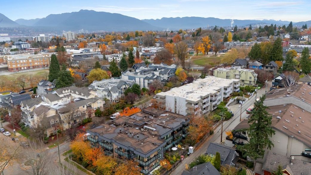 208 1516 Charles Street