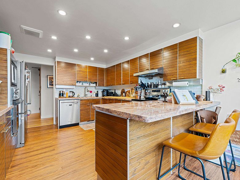 1601 738 Broughton Street