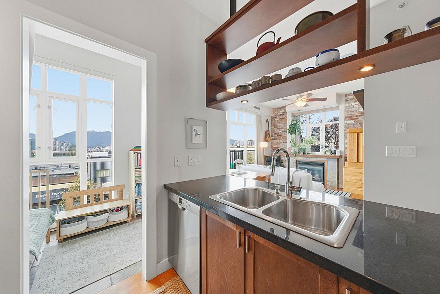 210 2515 Ontario Street