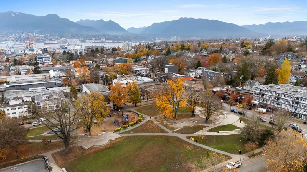 208 1516 Charles Street