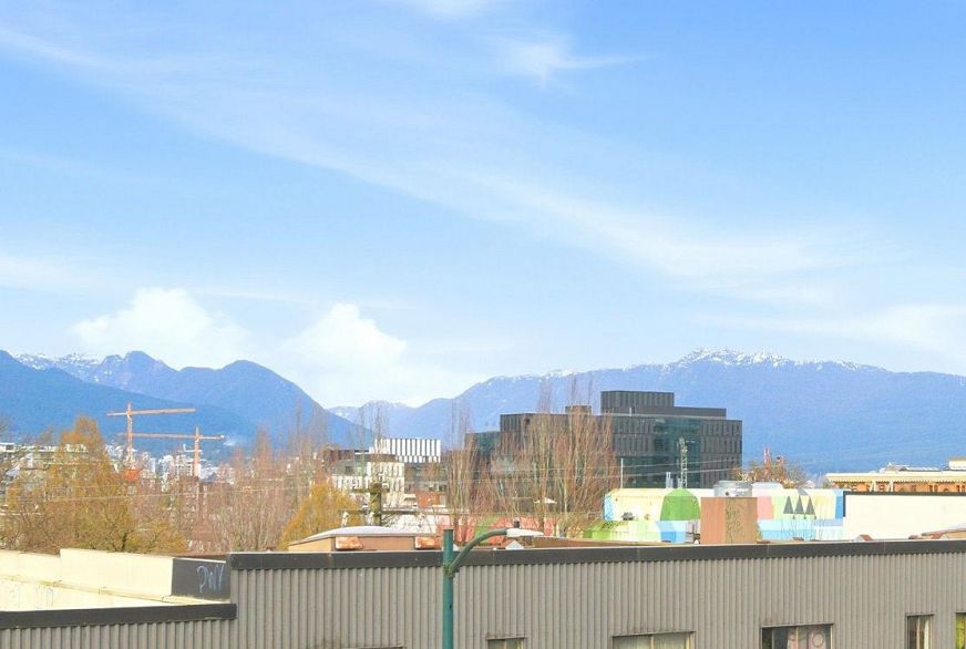 210 2515 Ontario Street