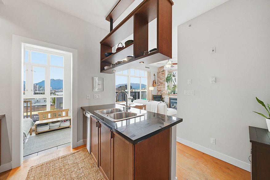 210 2515 Ontario Street