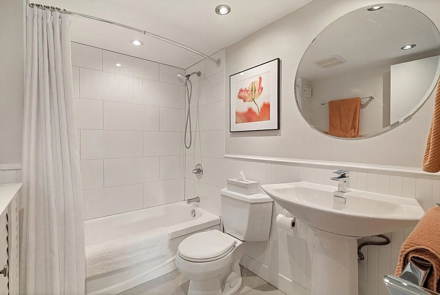 406 1740 Comox Street