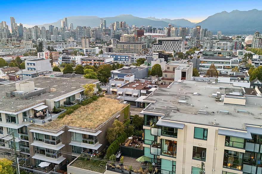 210 2515 Ontario Street