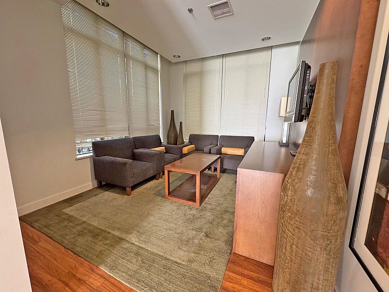 1401 3660 Vanness Avenue