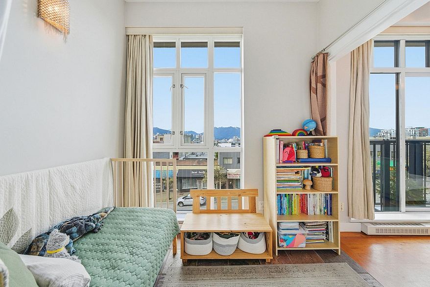 210 2515 Ontario Street