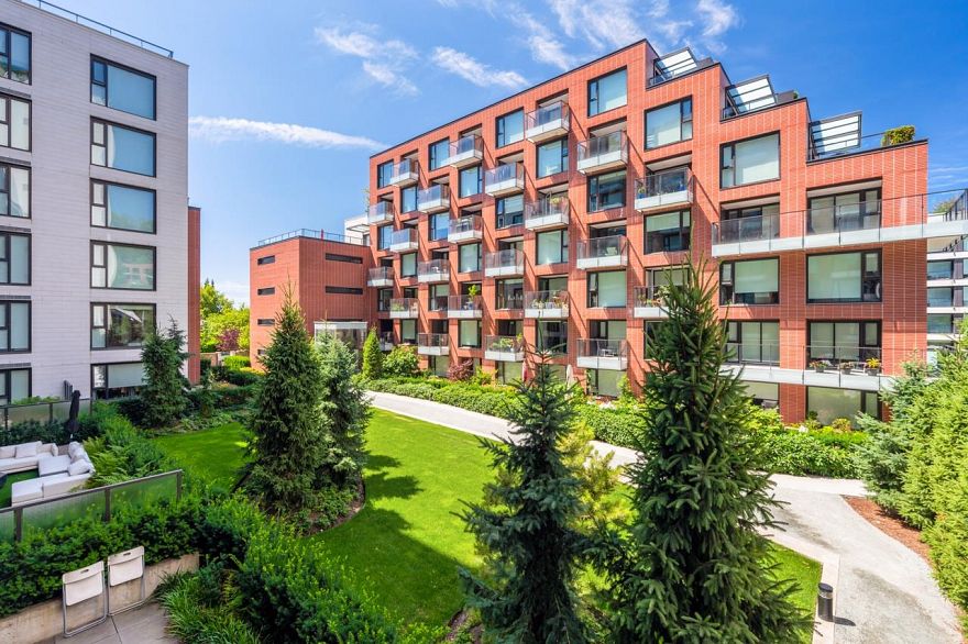 203 1561 W 57th Avenue