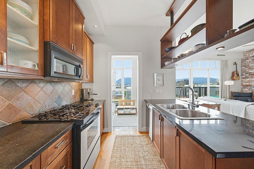 210 2515 Ontario Street