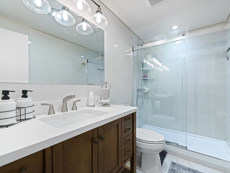 1601 738 Broughton Street