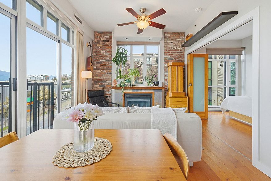 210 2515 Ontario Street