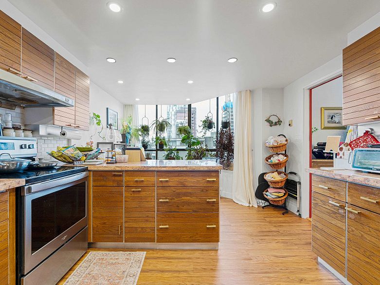 1601 738 Broughton Street