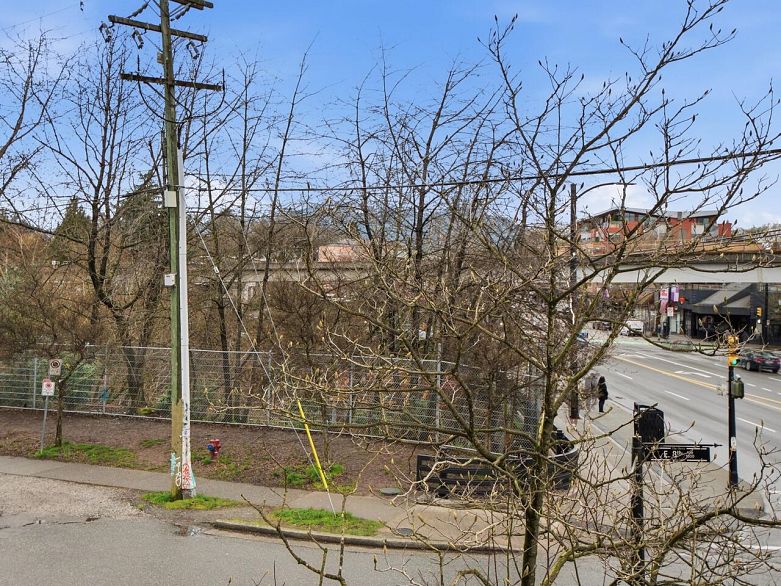 206 1688 E 8th Avenue