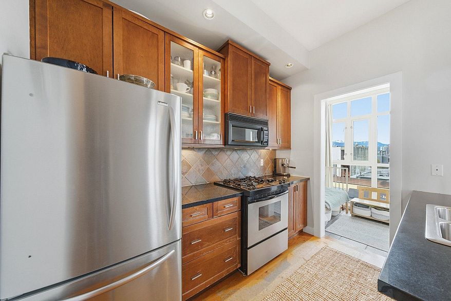 210 2515 Ontario Street