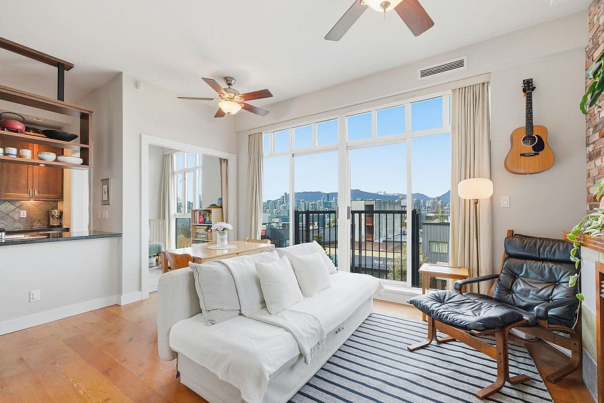 210 2515 Ontario Street