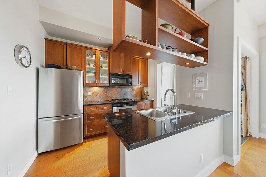 210 2515 Ontario Street