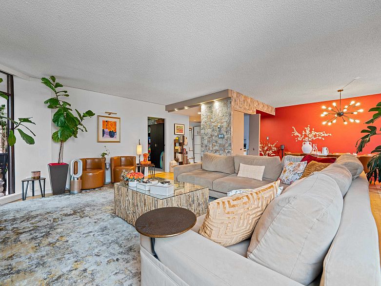 1601 738 Broughton Street