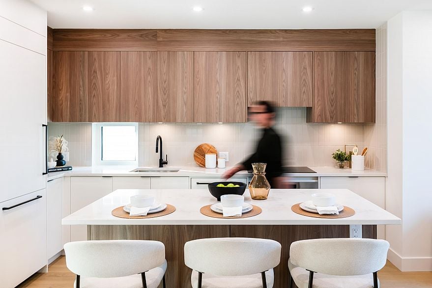 122 1552 E 3rd Avenue