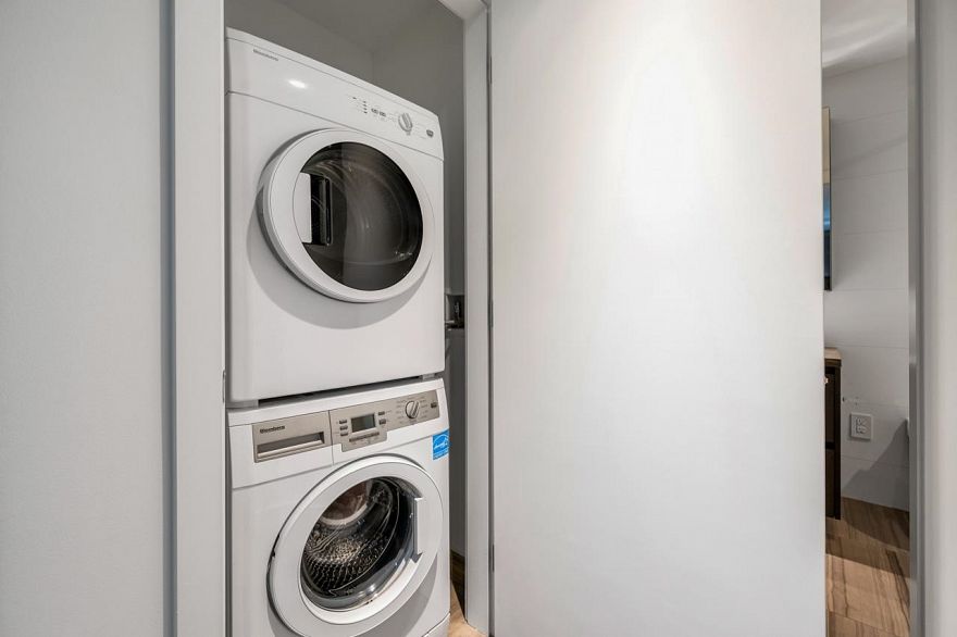 203 1561 W 57th Avenue