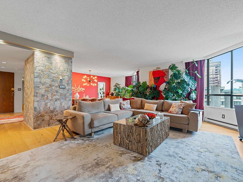 1601 738 Broughton Street