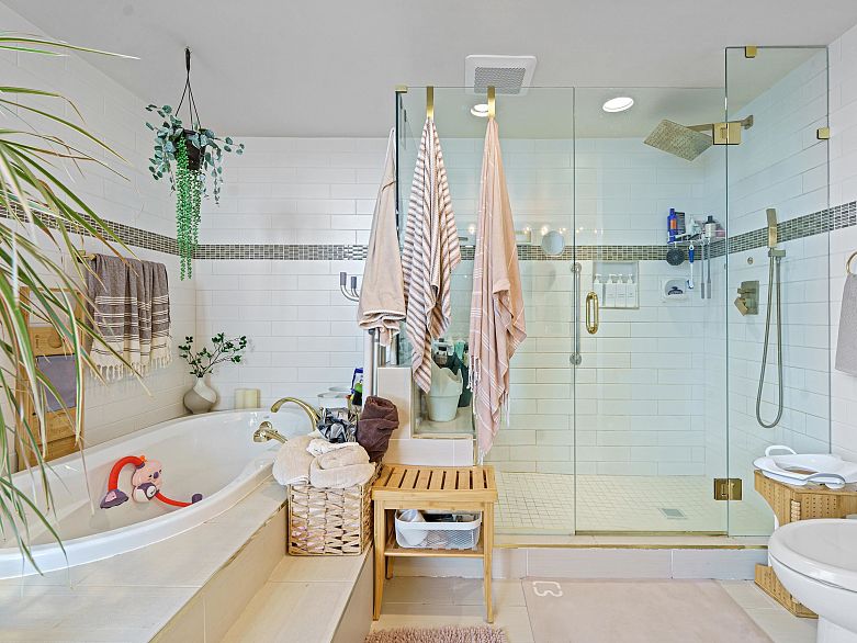 1601 738 Broughton Street