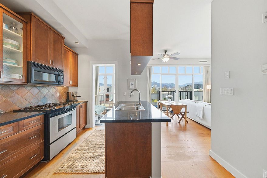 210 2515 Ontario Street