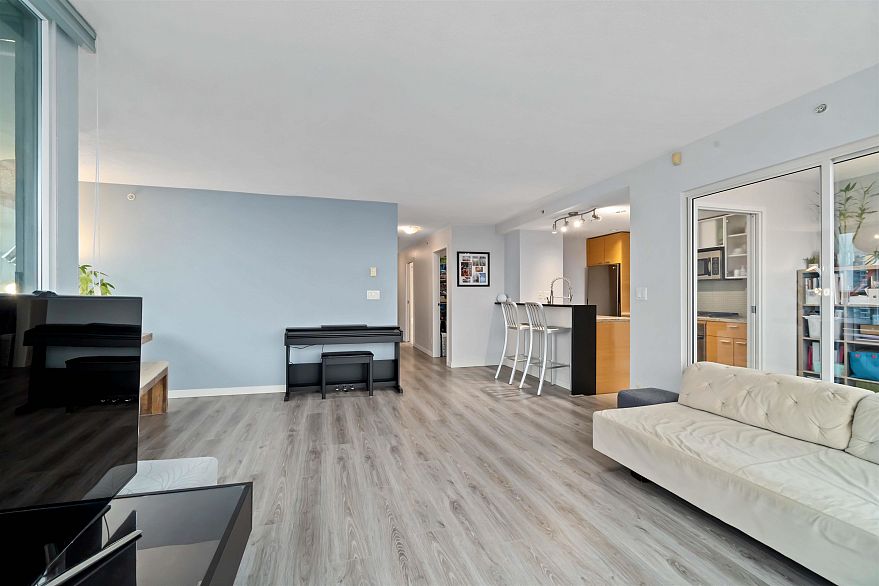 2303 33 Smithe Street