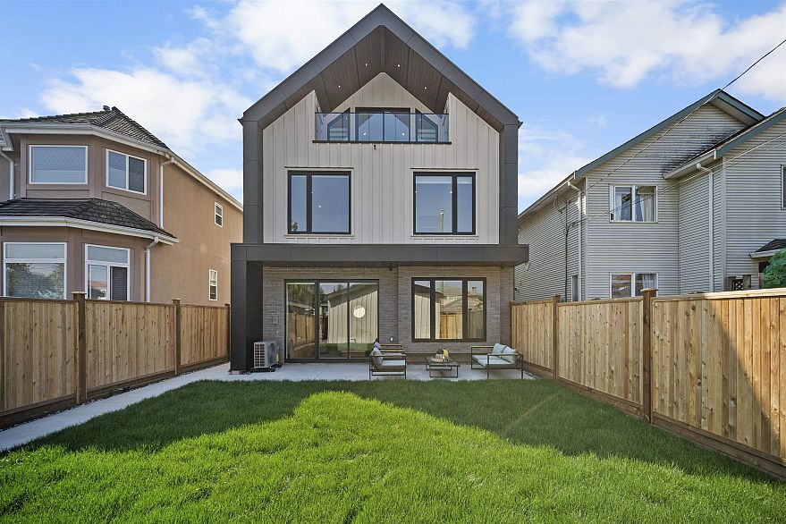 2 3563 E 25th Avenue