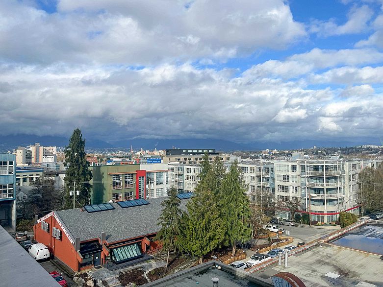 203 234 E 5th Avenue