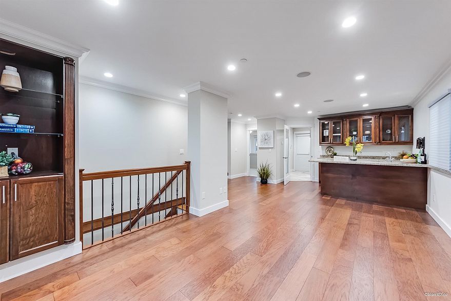 6167 Commercial Street