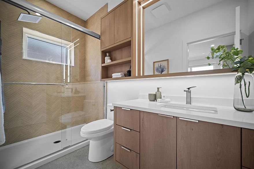 2 3563 E 25th Avenue