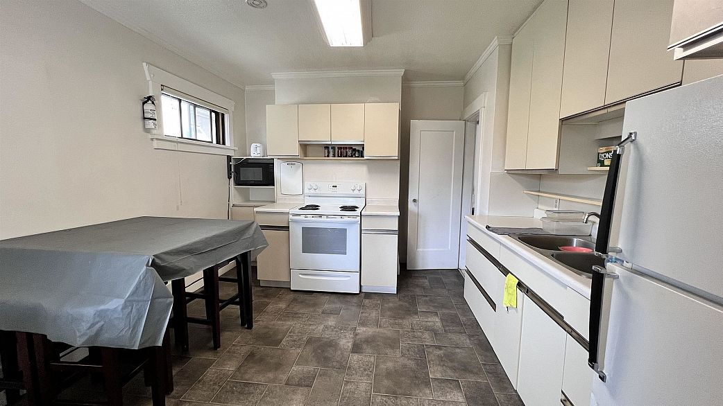 1250 E King Edward Avenue