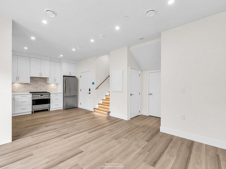 2 4257 Knight Street