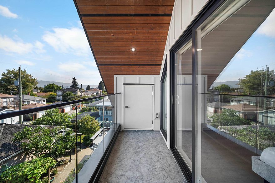 2 3563 E 25th Avenue