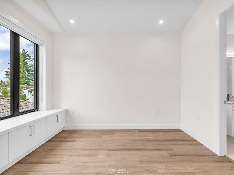 2 4257 Knight Street