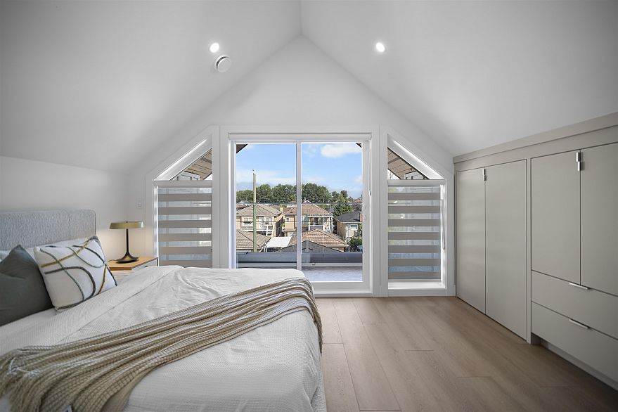 2 3563 E 25th Avenue