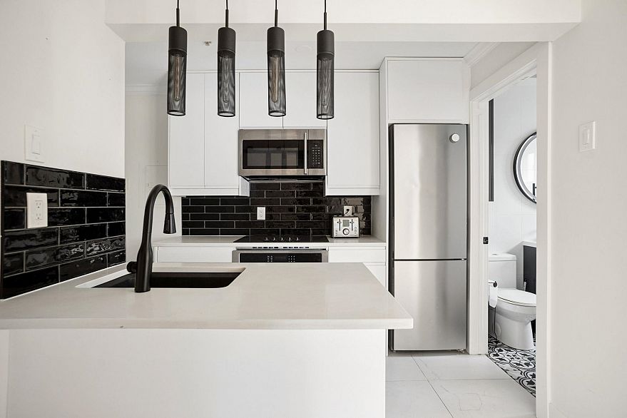 213 1940 Barclay Street