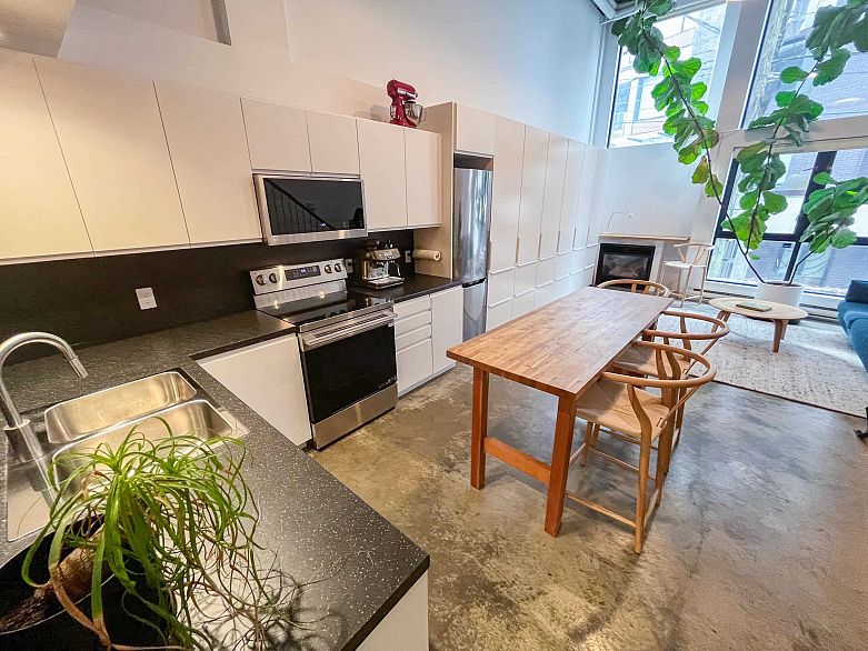 203 234 E 5th Avenue