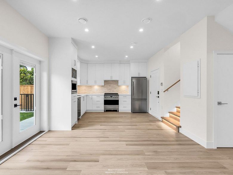 2 4257 Knight Street