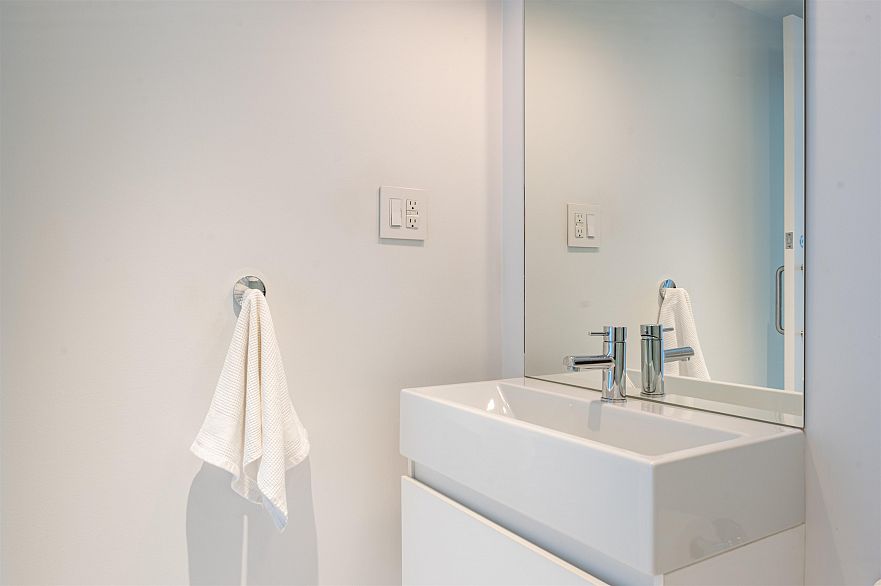 1806 1725 Pendrell Street