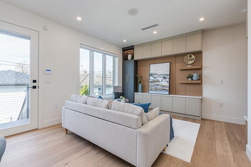 1 2263 E 35th Avenue